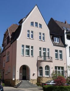 In unmittelbarer Nachbarschaft zum letzten Wohnsitz der Stifterin in der Bismarckstraße (hier im Bild) entstand auf Initiative von Hildegard Bredemann ein Feierabendheim.