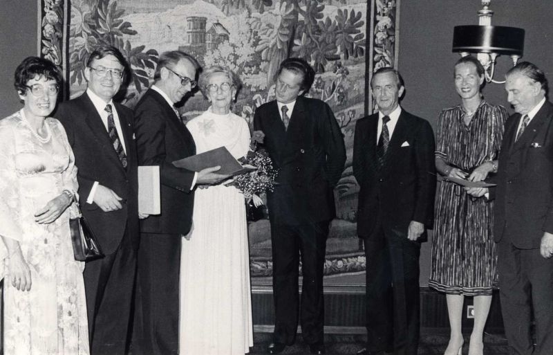 Stiftungsbestätigung zu Hildegard Bredemanns (4.v.l.) 90. Geburtstag.